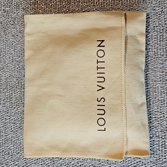 Louis Vuitton Bangle Fuschia Pink Resin Silver Logo Studs Mother of Pearl Fleurs - Picture 6 of 6